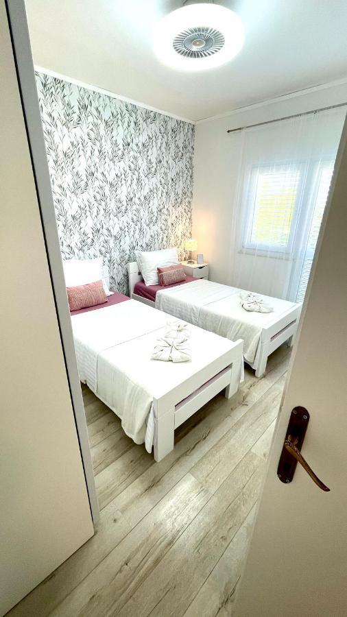 Apartment For 6 + Free Parking Place Zadar Exterior foto